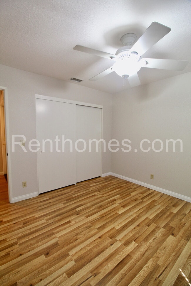 Building Photo - 2822 Mesa Dr