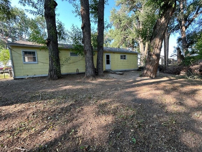 Building Photo - Large 2 Bed 1 Bath House with Fenced Yard and Washer Dryer Hookups