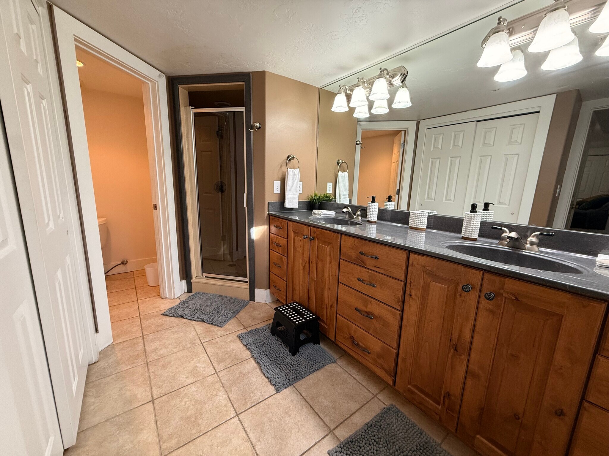 Building Photo - 676 E Howard Dr