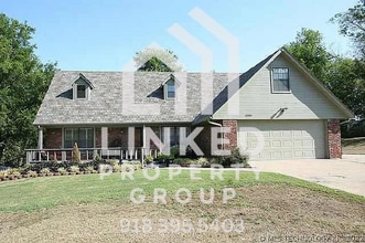 Building Photo - Stunning and Bright home in Broken Arrow