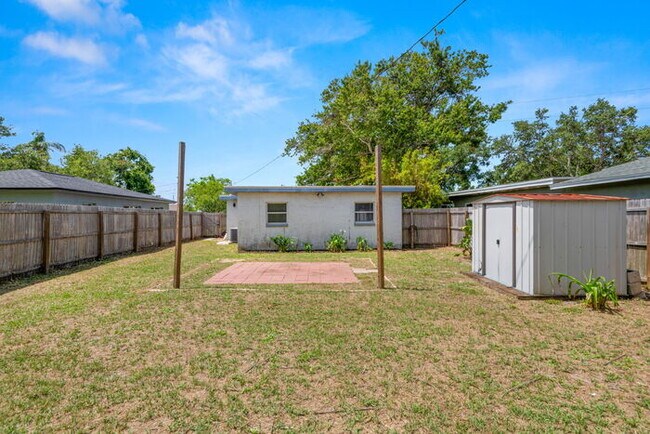 Building Photo - Home For Rent in St Petersburg!