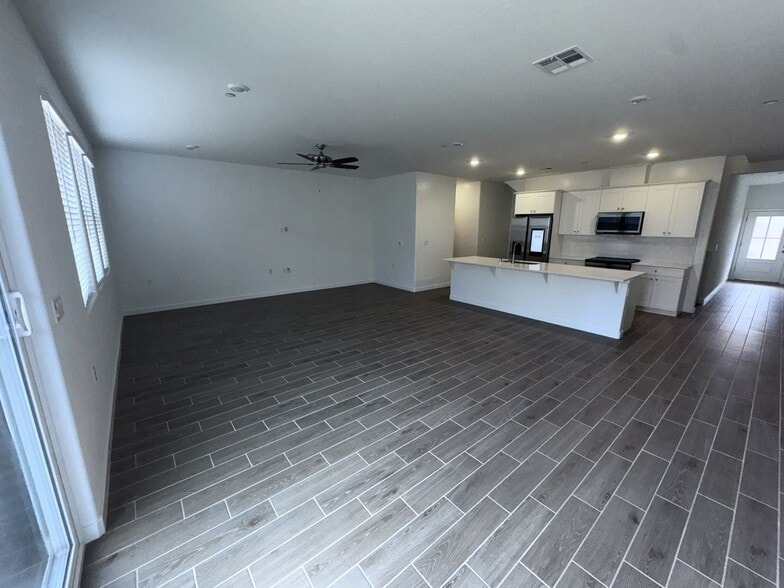 Building Photo - 1808 Mohave Rd S