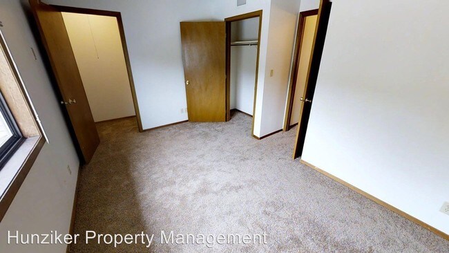 Building Photo - 211 S Sheldon Ave