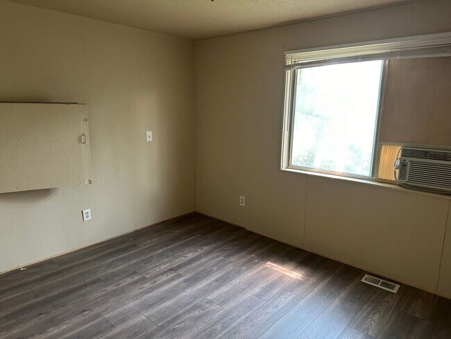 Building Photo - 207 20th Ave S