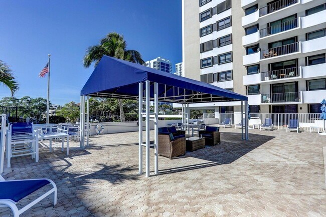 Building Photo - 134 Lakeshore Dr