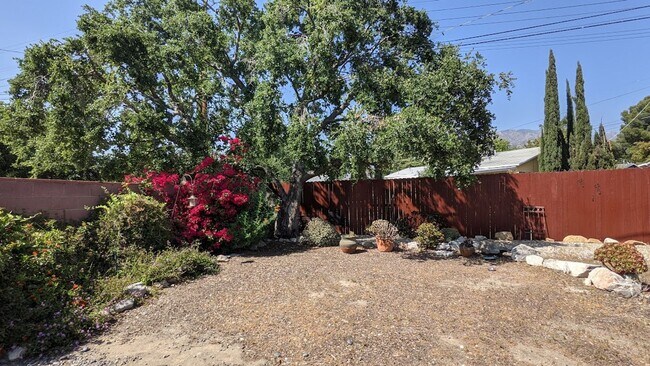 Building Photo - Spacious three bedroom one and half bath house in Sunland!