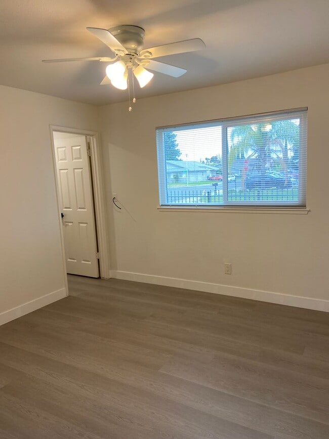 Building Photo - Valley Hi / N. Laguna 2 Bdrm 1 bath half-plex