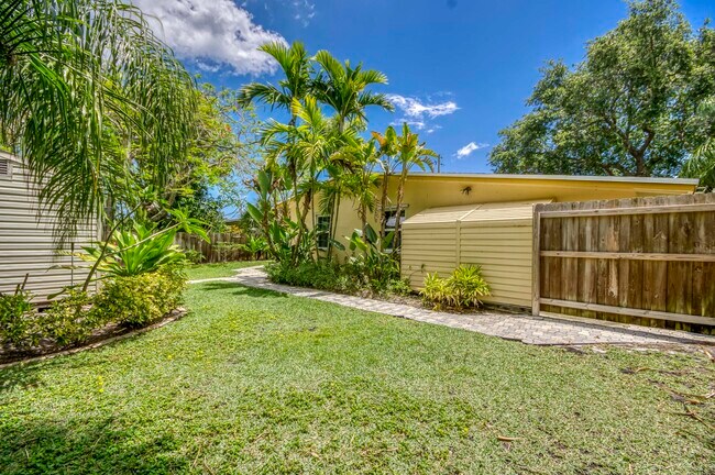Building Photo - 404 S Caloosahatchee Ave
