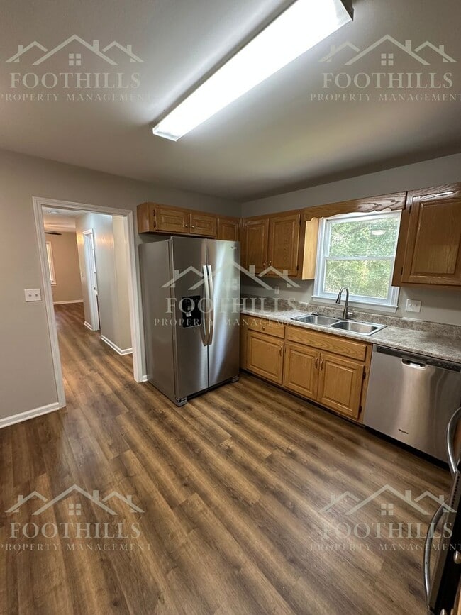 Building Photo - Comfort & Space in a Great Location! 3-Bed...