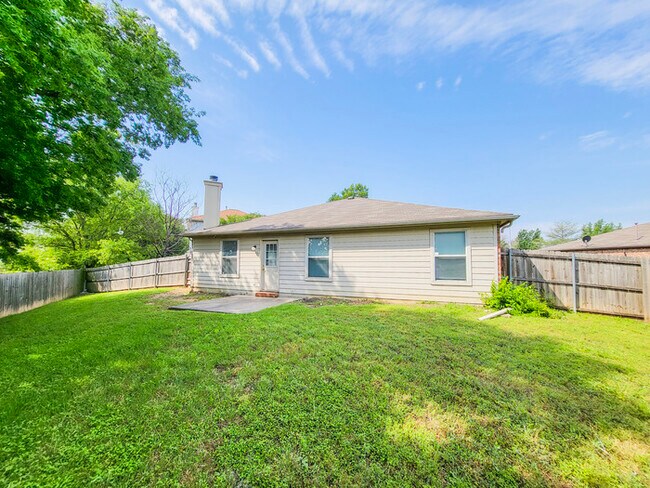 Building Photo - TOTALLY UPDATED & Spacious 4/2/2 in Fort Worth