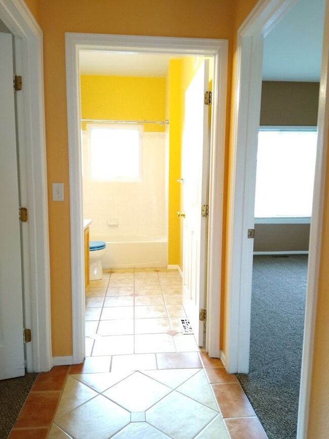 Building Photo - Super 2 Bedroom 2 Bath Townhome with 2 Car Garage Near Aurora Hills Golf Course