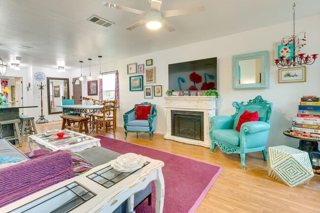 Building Photo - 1208 E 3rd St