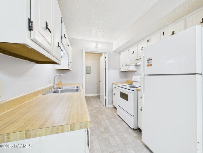 Building Photo - 511 Fox Run Ave