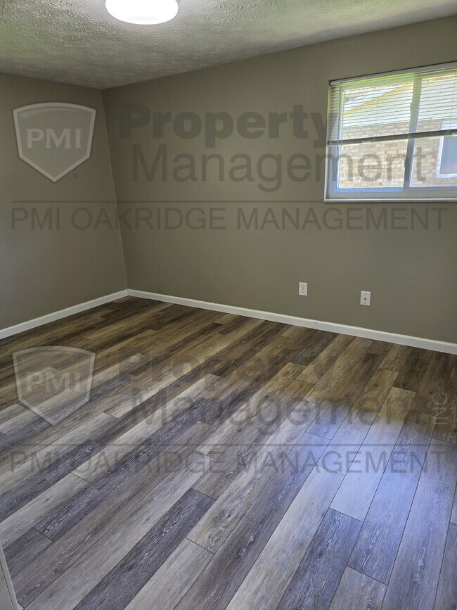 Building Photo - 3 Bedroom Single Level Duplex with Garage