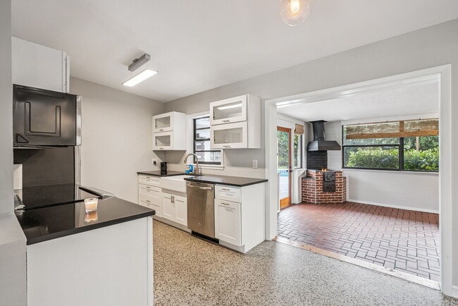 Building Photo - 3218 Carnine Dr