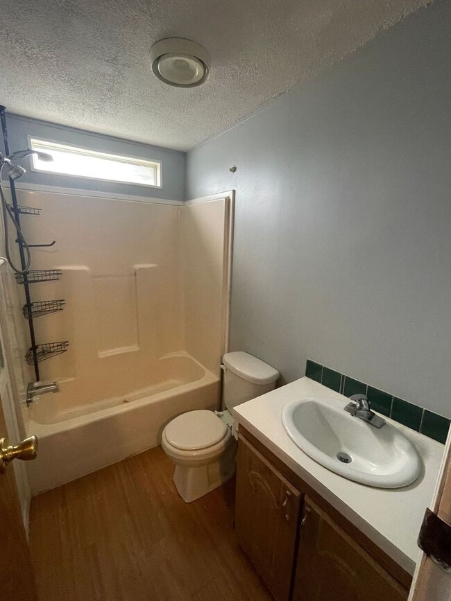 Building Photo - 3 BEDROOM LOCATED ON SHADED ACRE LOT