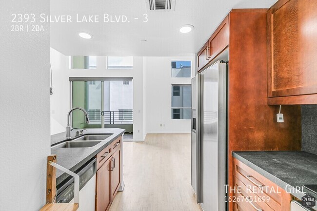 Building Photo - Spacious Silver Lake Townhome | Multi-Leve...