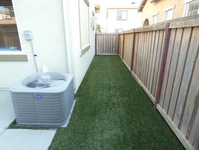 Building Photo - 4/2.5 N. Vacaville home with solar!