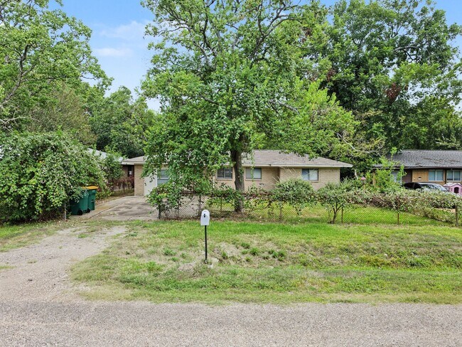 Building Photo - 206 Prune St