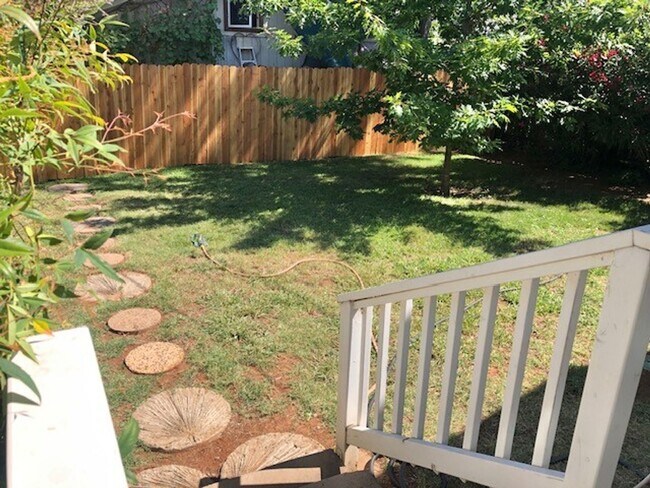 Building Photo - Charming 2 bedroom, 1.5 bath home near Sutter Street