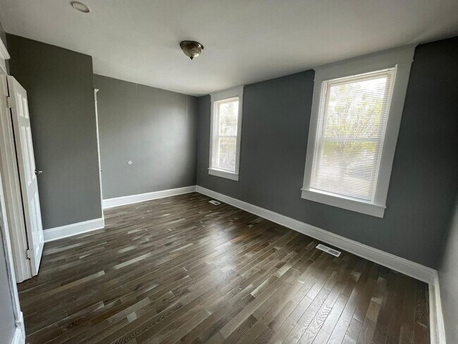 Building Photo - 2 Bedroom + Den Home with Porch, Fenced Yard, and Water Included on Barclay Street