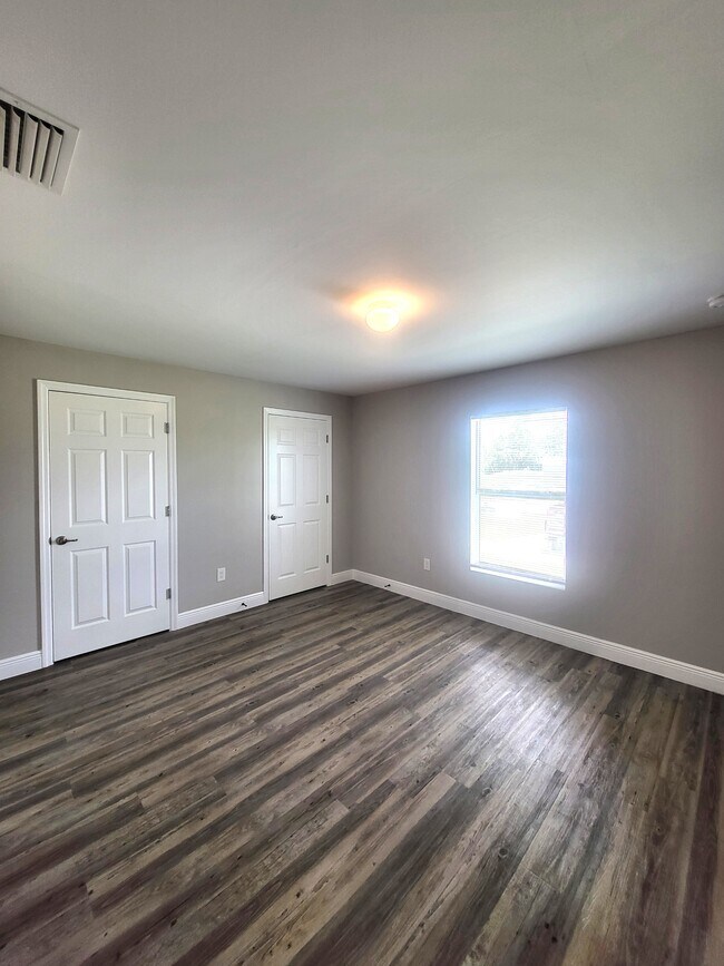 Building Photo - 5012 Dolphin Ct