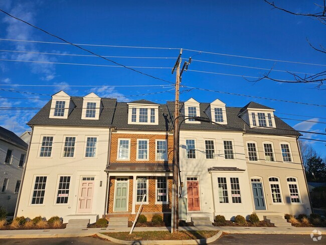 Building Photo - 918 Charles St