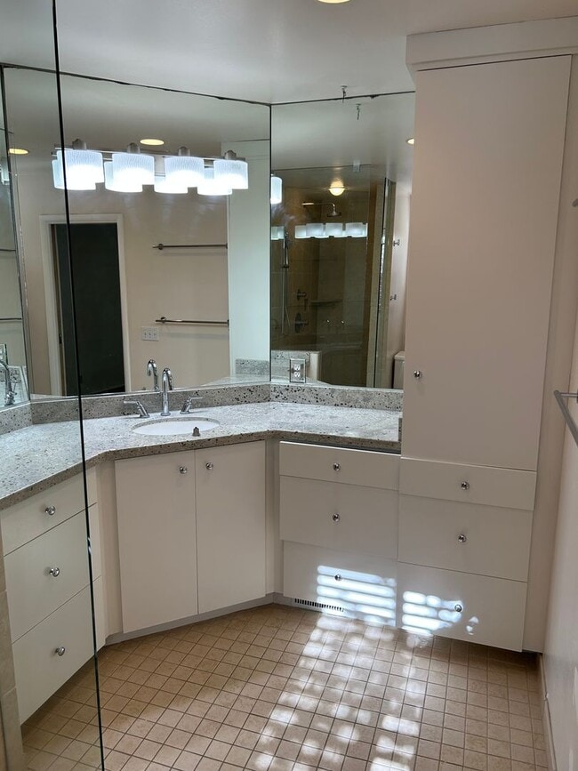 Building Photo - Beautiful 5 Bd 3.5 Ba Home in Holladay