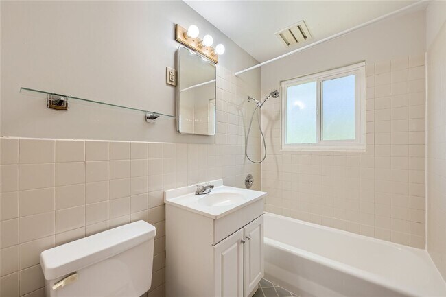 Building Photo - Charming 1bed/1bath Apartment Near Green Lake!