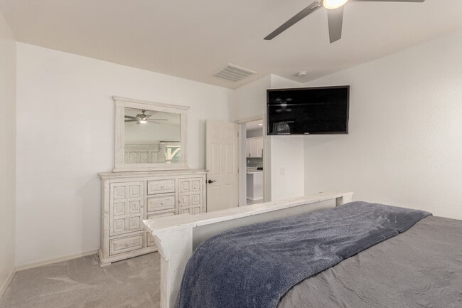 Building Photo - 1562 W Alder Rd