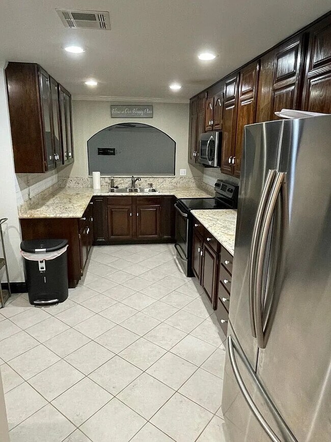 Building Photo - 5400 Montegut Dr