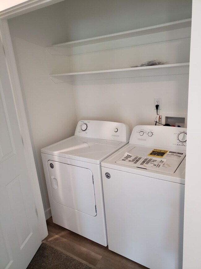 Building Photo - 4 Bed 2.5 Bath in Springville!!
