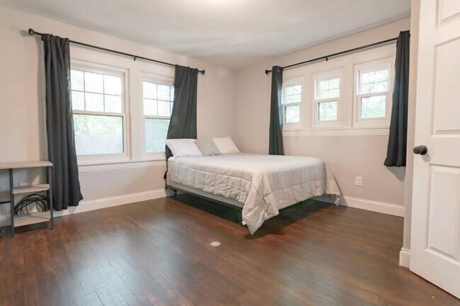 Building Photo - Three Bedroom One Bath