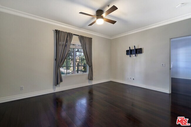 Building Photo - 851 N San Vicente Blvd