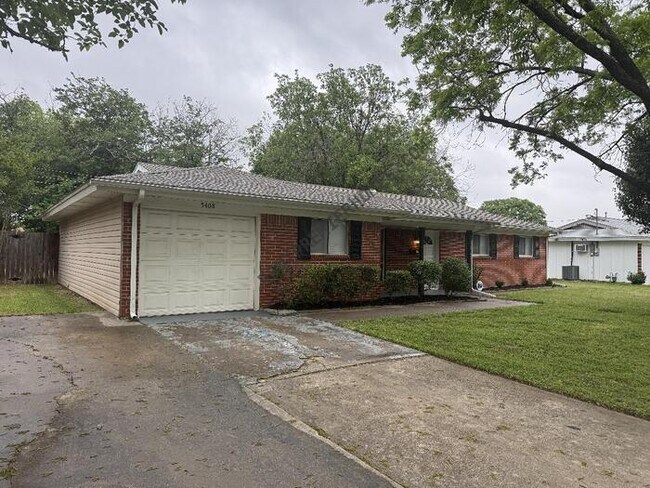 Building Photo - 5408 Greenwood Way