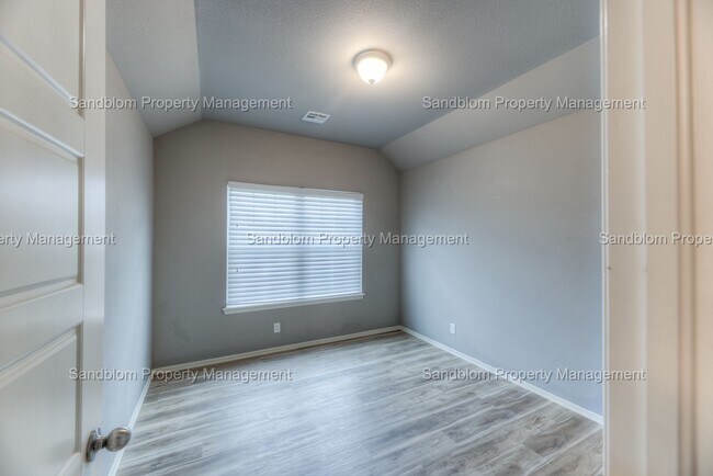 Building Photo - FOR LEASE | Jenks | $1900 Rent + $1900 Dep...