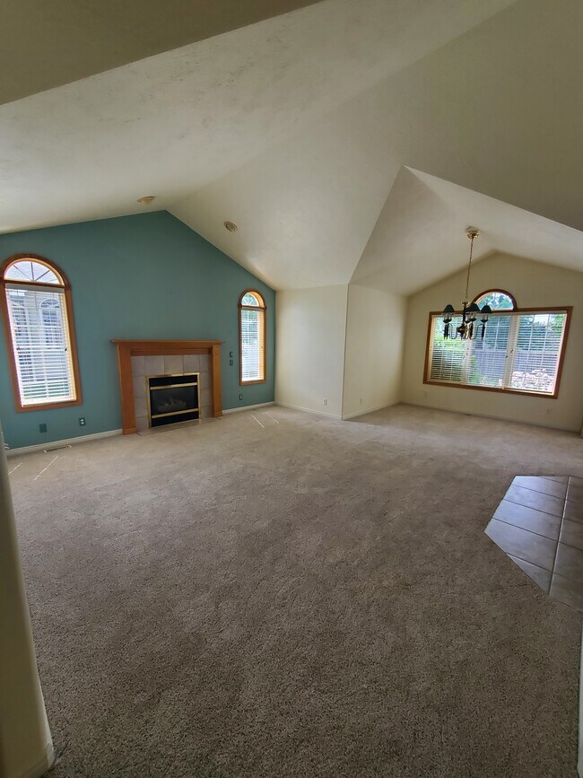 Building Photo - 920 Summerset Ct