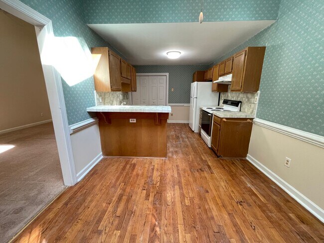 Building Photo - Light & Airy Townhome in Downing Creek, wo...