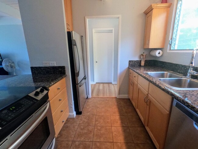 Building Photo - Fully Furnished Waialae Gardens 2 Bed/2 ba...