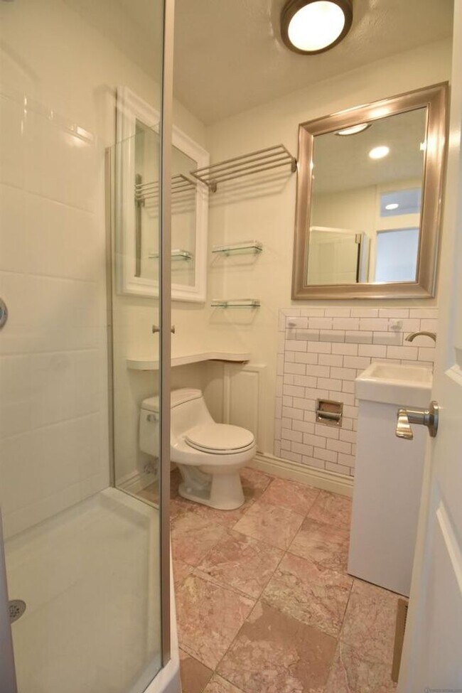 Building Photo - 2 bedroom, 2.5 bathroom brick townhouse