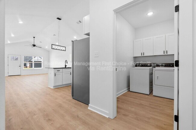 Building Photo - 8705 Cantera Dr