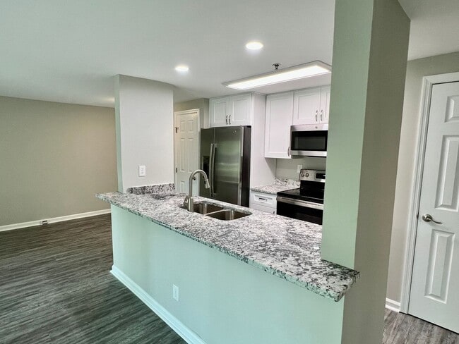 Building Photo - University Spacious 1st floor Condo