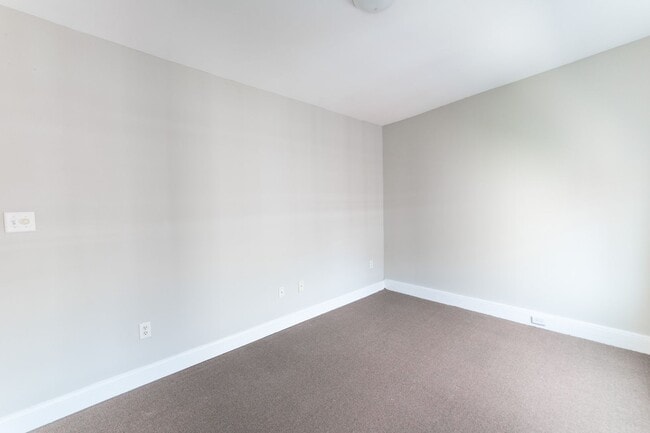 Building Photo - Three Bedroom Home in Graduate Hospital