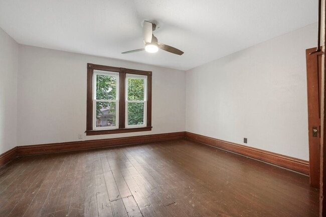 Building Photo - NEW LISTING -5 BEDROOM HOUSE!