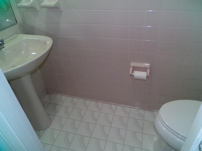 Building Photo - 244 Meadowview Dr