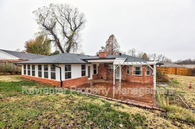 Building Photo - 314 N Lakeside Terrace