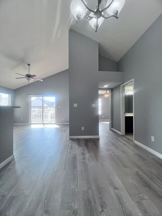 Building Photo - Updated 2-Bed/2-Bath Condo in Desirable Br...