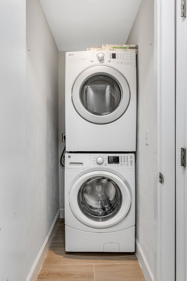 Building Photo - ** WILLOUGHBY ACRES ** POOL HOME - 3 BED / 2 BATH - PETS OK! - NORTH NAPLES - ANNUAL RENTAL