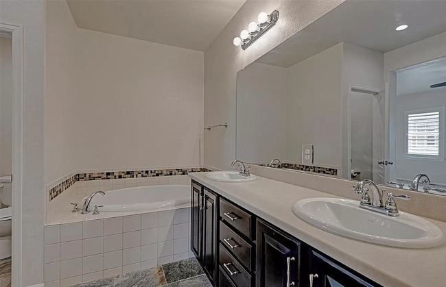 Building Photo - 9420 Loggia St