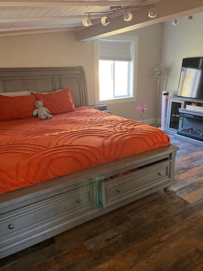 Building Photo - Cozy Cottage in Central Longmont